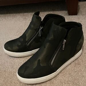 CUSHIONAIRE Women's Hart Hidden Wedge Sneaker.